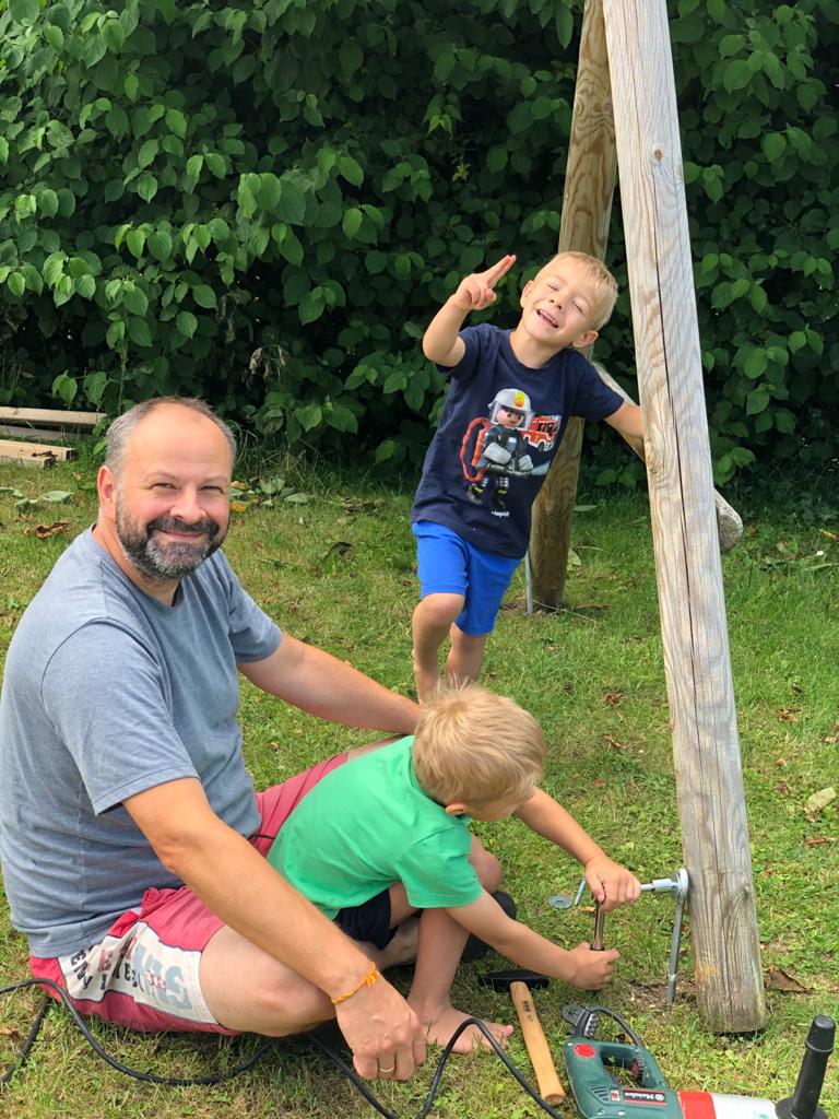 Kinder mit Vater beim Aufbau