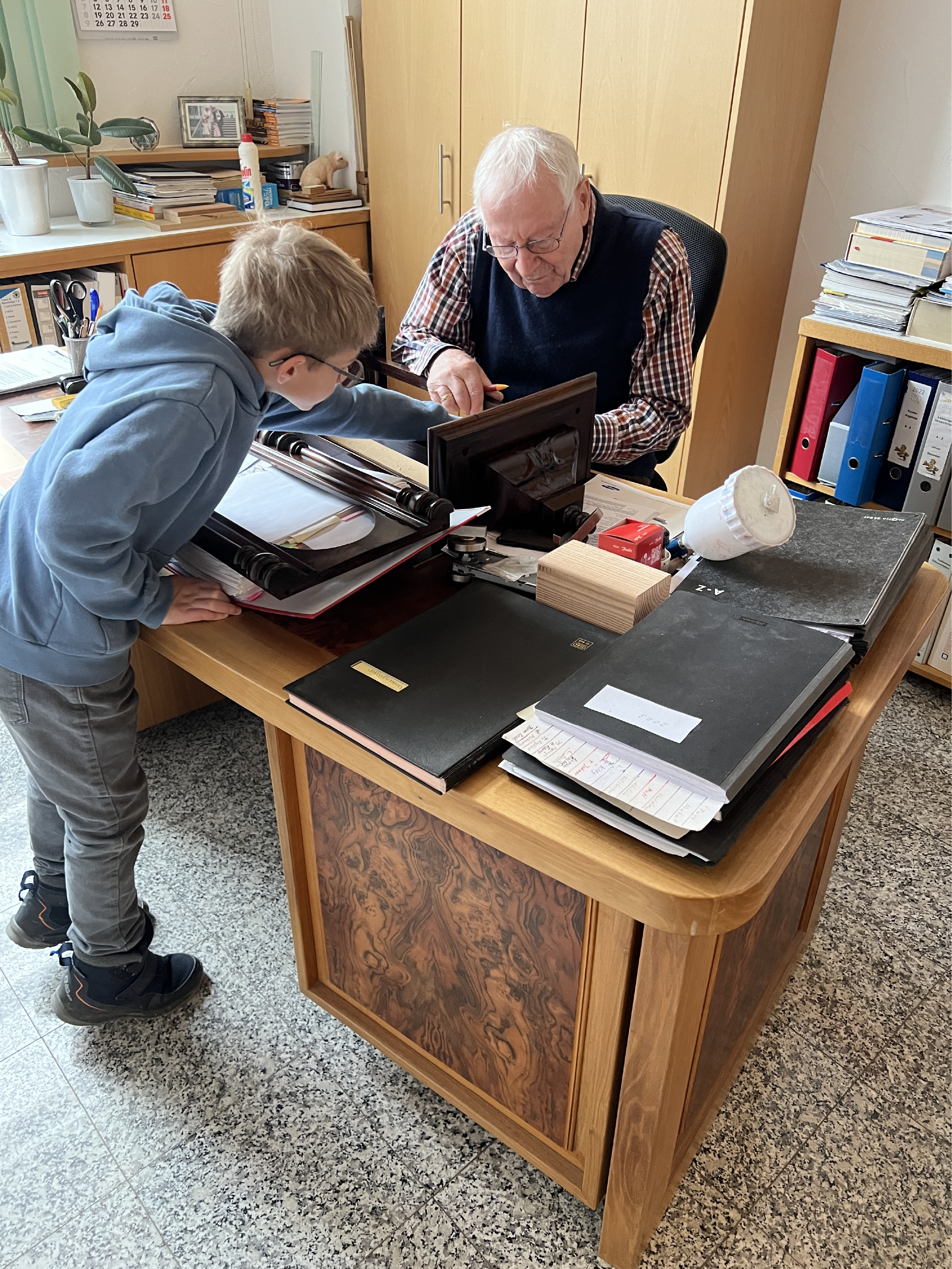Junge mit Seniorchef